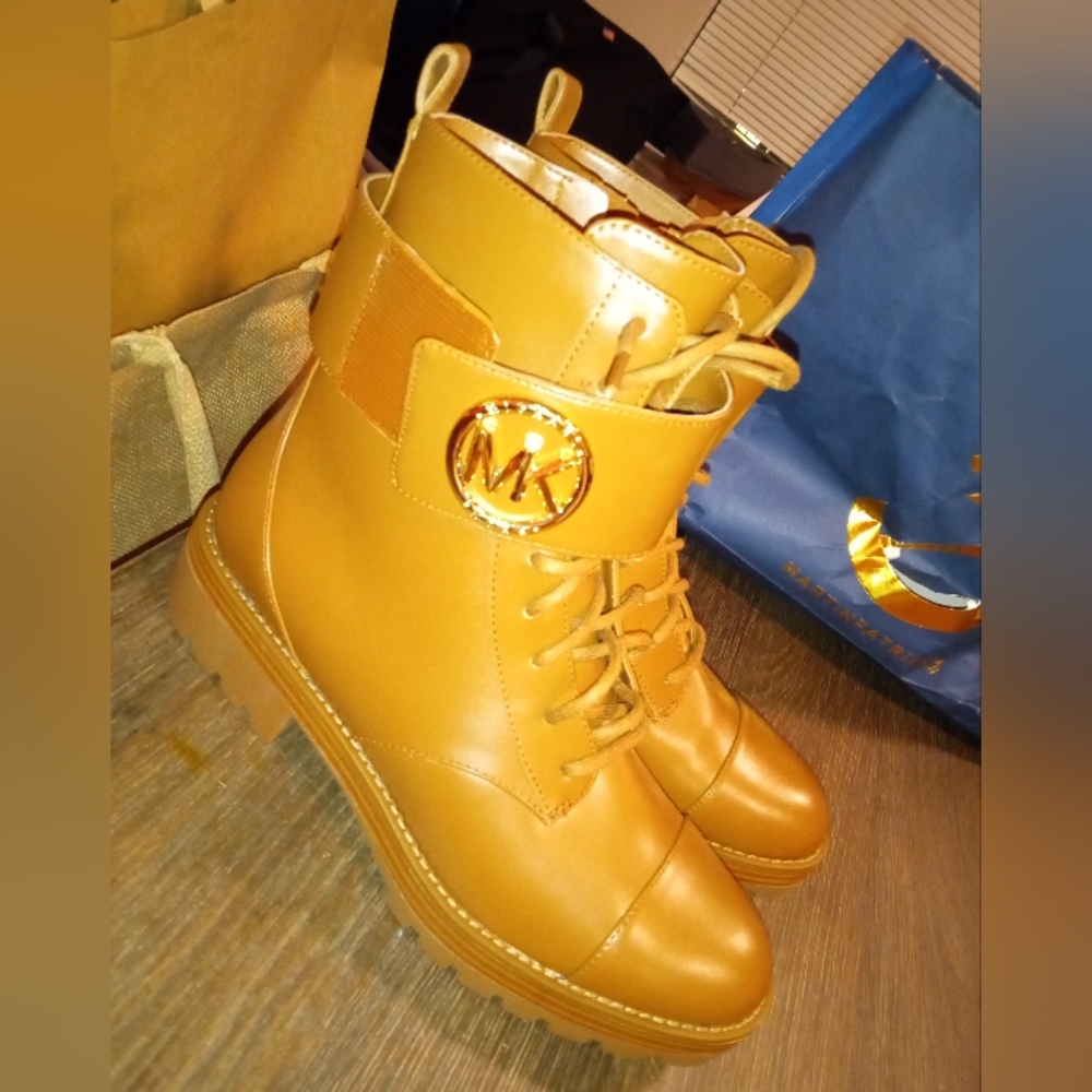 Michael Kors Size 8 boots